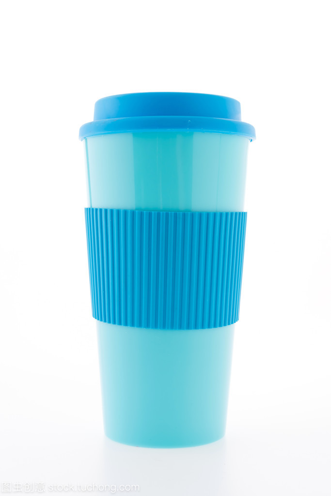 孤立的白色背景上的藍色塑料咖啡杯